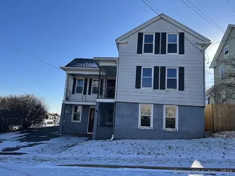 40 Oak St, Windsor Locks, CT 06096