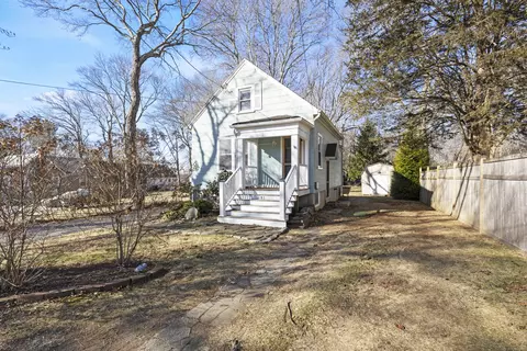 41 Goshen Rd, Waterford, CT 06385