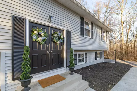 8 Old Middletown Ave, East Hampton, CT 06424