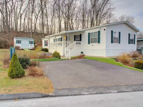 65 Circle Dr, Stonington, CT 06378
