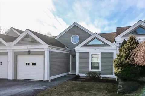 7 Saint George Pl #7, Sandy Hook, CT 06482