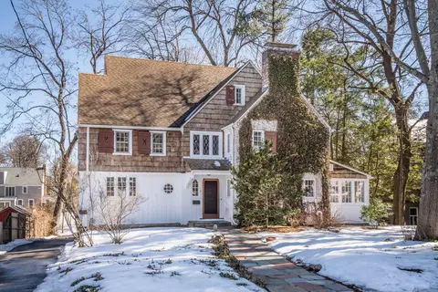 8 Fernwood Rd, West Hartford, CT 06119