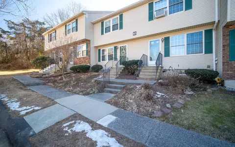 10 Countryside Ln #4, Middletown, CT 06457