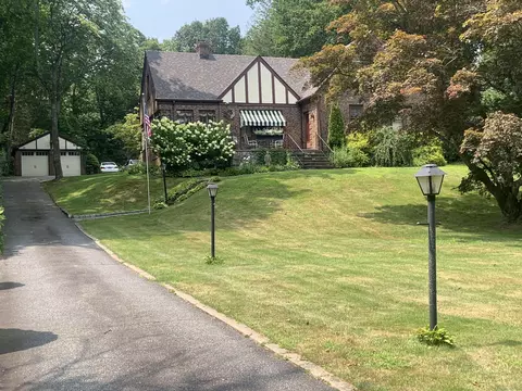 900 Orange Center Rd, Orange, CT 06477