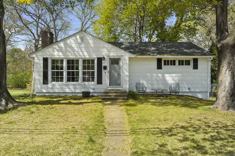 72 Park Ave, Uncasville, CT 06382
