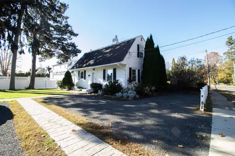 10 Elizabeth St, Branford, CT 06405