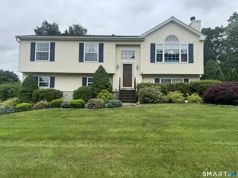 2 Michelle Ln, Naugatuck, CT 06770
