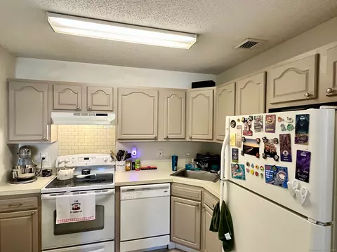 1001 Twin Circle Dr #1001, South Windsor, CT 06074