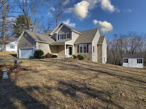 8 Beacon Hill Dr, Bloomfield, CT 06002