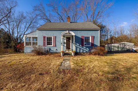 82 Woodside St, Putnam, CT 06260