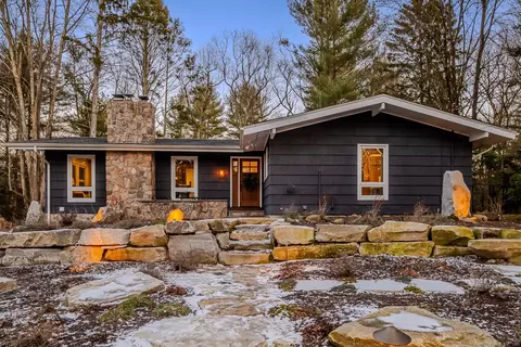 25 Cedar Rd, Woodbridge, CT 06525