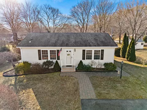 4 Country Club Trl, Killingworth, CT 06419
