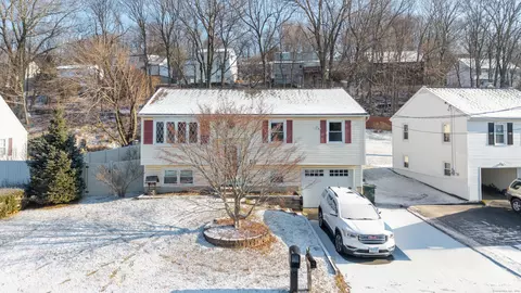 19 Skyline Dr, Danbury, CT 06810