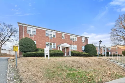 47 Sky View Dr #1, West Hartford, CT 06117