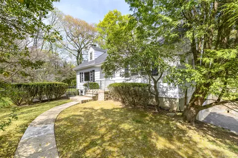 35 Woodbrook Dr, Stamford, CT 06907