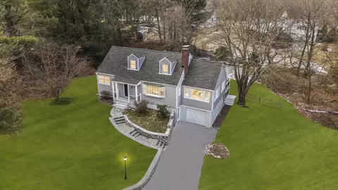 8 Cedar Hill Rd, Newtown, CT 06470
