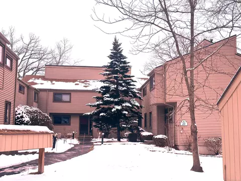 20 Greenbriar Dr #F, Farmington, CT 06032