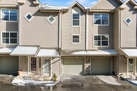19 Hawthorne Dr #194, New London, CT 06320