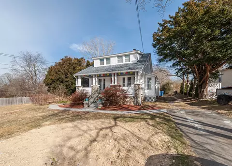 563 Raymond Hill Rd, Montville, CT 06382