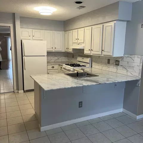 225 Beach St #2E, West Haven, CT 06516