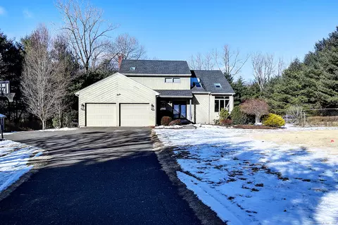 47 Buckingham Dr, Glastonbury, CT 06033
