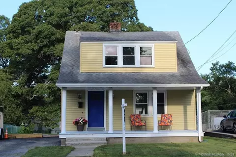 33 Division St, Groton, CT 06340