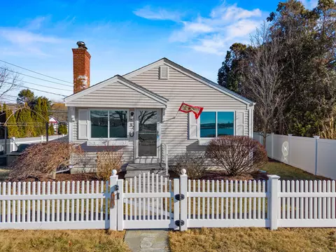 97 Niantic River Rd, Waterford, CT 06385
