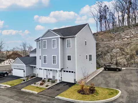 31 Spindrift Ln #31, Shelton, CT 06484