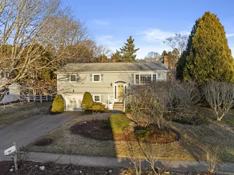 114 Seneca Dr, Groton, CT 06340
