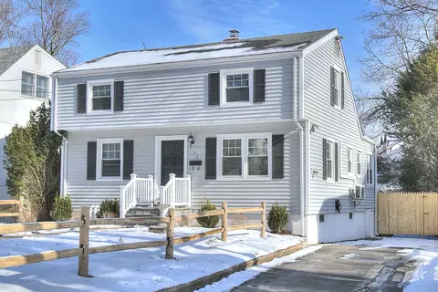 32 Lindsey Ave, Stamford, CT 06905