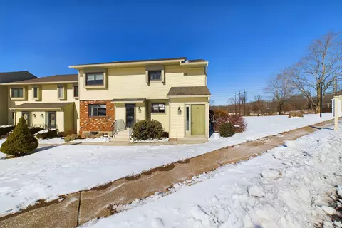909 Summer Hill Dr, South Windsor, CT 06074