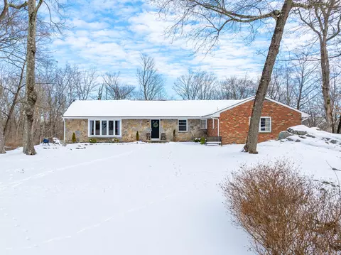 35 Tall Oaks Ct, Stamford, CT 06903