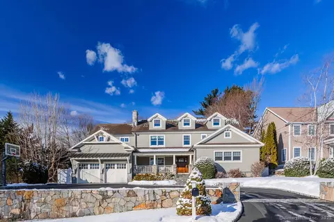 7 Robin Pl, Greenwich, CT 06870