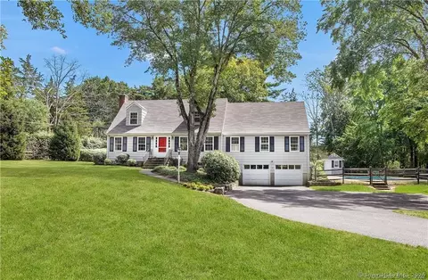 36 Apple Tree Ln, New Canaan, CT 06840
