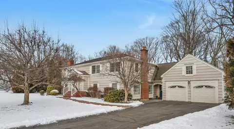 8 Harriet Ln E, Darien, CT 06820