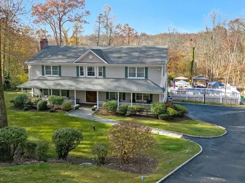 73 Arnold Dr, Stamford, CT 06905