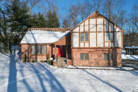 37 Forest Hills Dr, Farmington, CT 06032