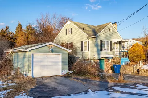 21 Gallivan Ln, Montville, CT 06382