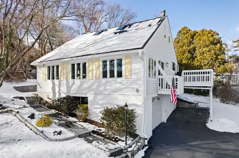 6 N Beach Dr, New Fairfield, CT 06812