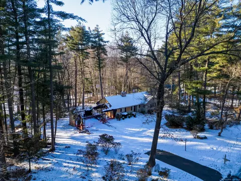 15 Timber Ln, Avon, CT 06001