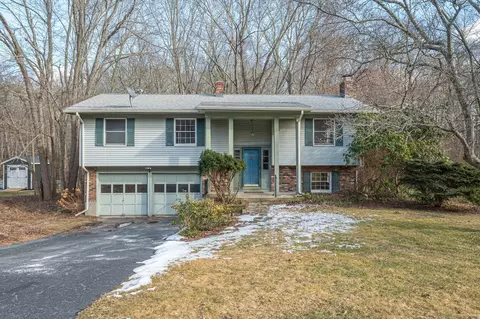 25 Sleepy Hollow Rd, East Lyme, CT 06357