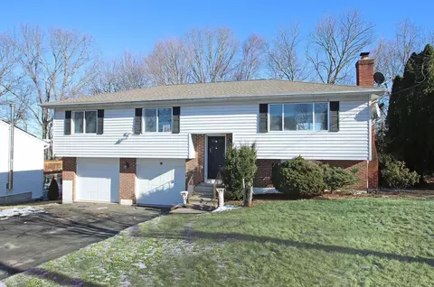 279 Juniper Ridge Dr, Waterbury, CT 06708