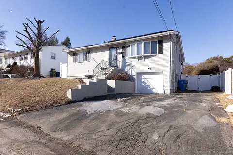 68 Oakleaf Dr, Waterbury, CT 06708