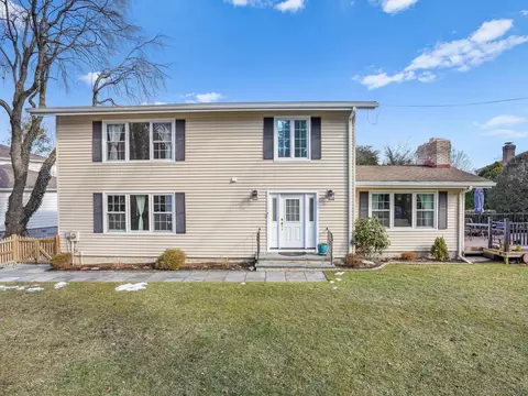 18 Coachlamp Ln, Stamford, CT 06902