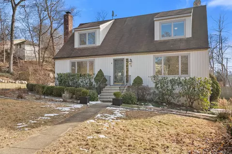 9 Wishing Well Ln, Stamford, CT 06902