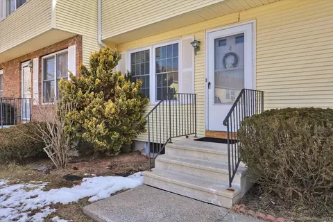 4 Countryside Ln #4, Middletown, CT 06457