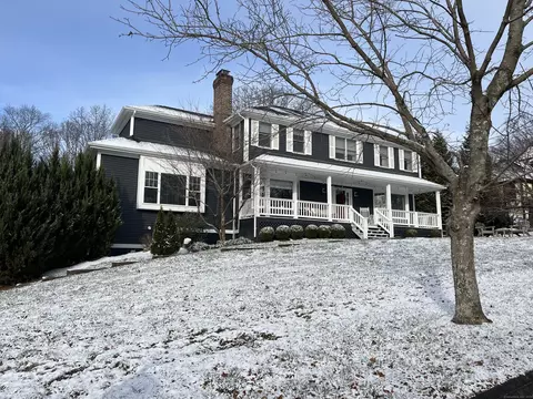 195 Nutmeg Ln, Stratford, CT 06614