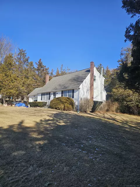 34 Pachaug River Dr, Griswold, CT 06351
