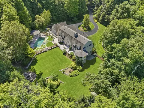 4 Longwood Dr, Redding, CT 06896