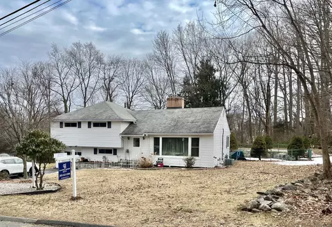 20 Geraldine Cir, Trumbull, CT 06611